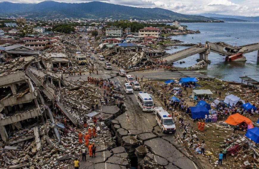 Emergency response after a powerful earthquake in southern philippines
